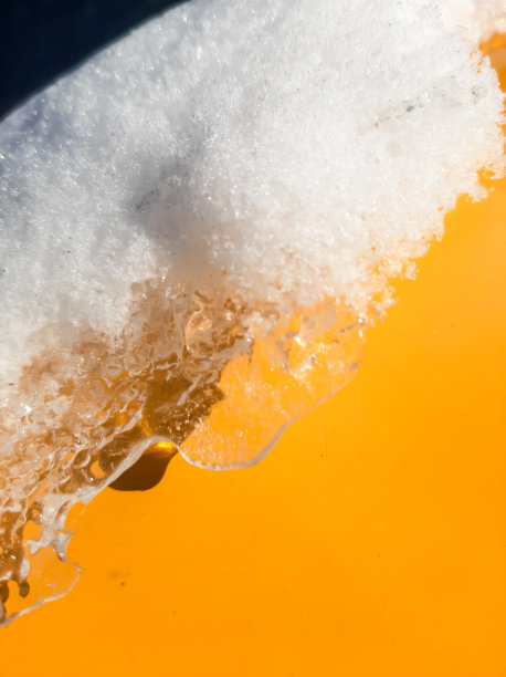 在春天的一个阳光明媚的日子里，黄色的冰面上融化着冰图片下载