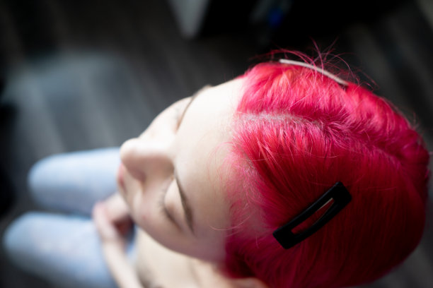 粉红头发的女孩，特写，俯视图图片下载