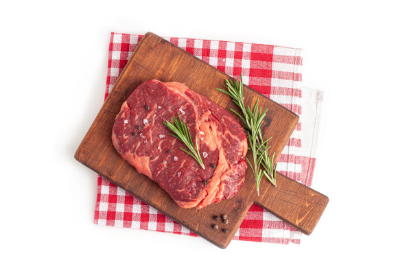 生肋眼牛排与迷迭香孤立在白色背景图片下载