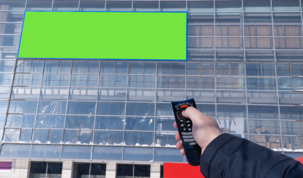 街道上的广告屏幕由遥控器切换而来。有选择性的重点。建筑上的电子广告牌。空白的街头广告牌海报。信息横幅，文本复制空间图片下载