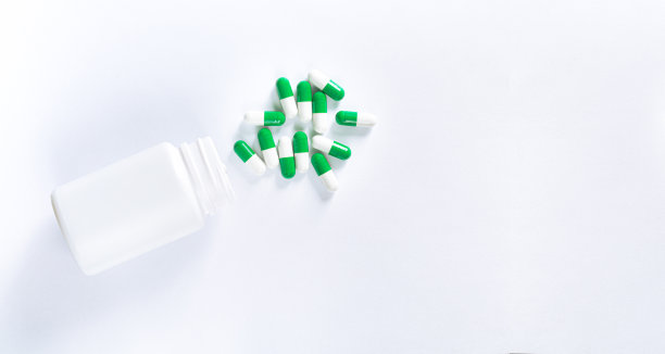 各种药品，药品药丸，药片，胶囊和瓶子在白色背景。前视图。平的。副本的空间。医学概念。白色背景上的药丸堆图片下载