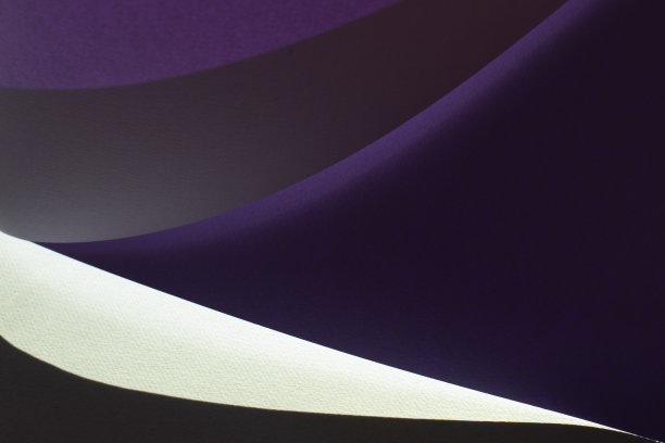 带有阴影效果和选择性聚焦的紫色纸张微距图像。图片下载