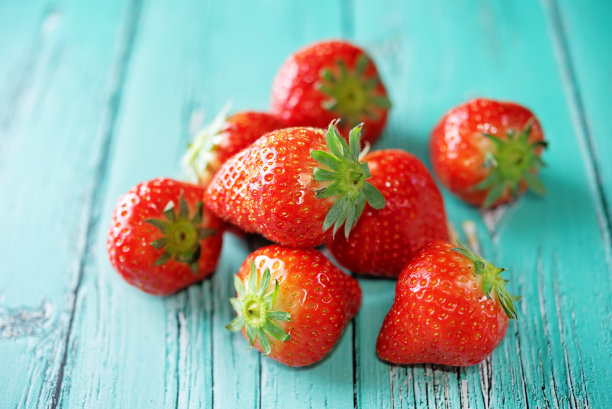 新鲜成熟的草莓在木材的背景图片下载
