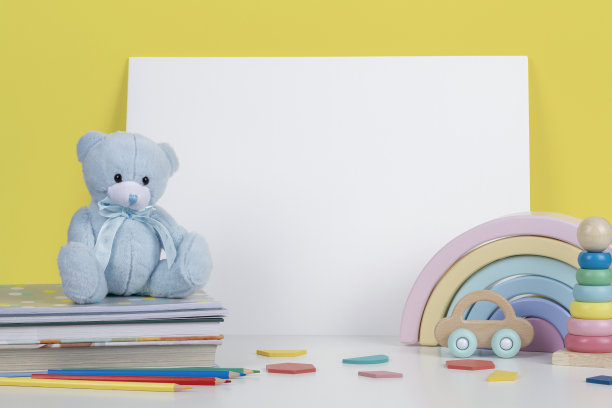 教育木制婴儿玩具，泰迪熊，书，彩色铅笔，学校用品和大的空白素描笔记本在白色的桌子上。回到学校，教育，幼儿园，学前教育背景。图片下载