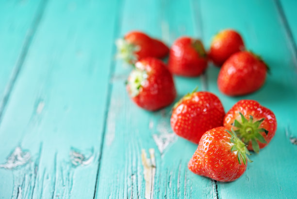 新鲜成熟的草莓在木材的背景图片下载