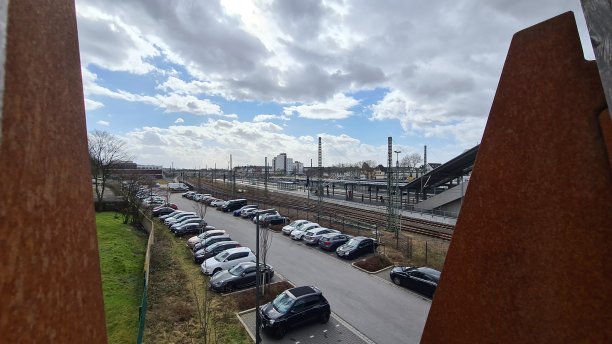 一条阳光明媚的美丽铁路。图片下载