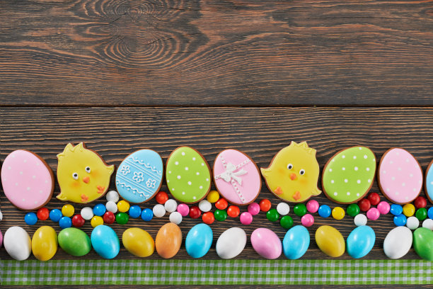 俯视图装饰复活节饼干在木制的背景图片下载