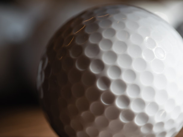 一个有着鲜明对比的高尔夫球的特写。图片下载