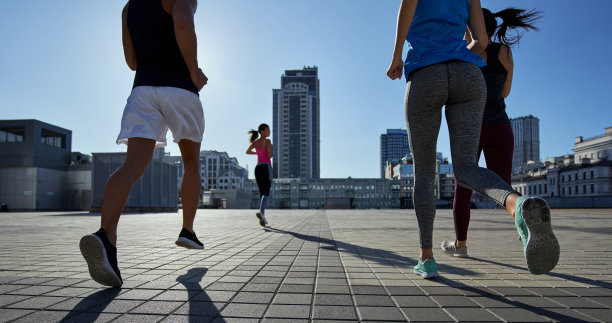 以城市景观为背景的年轻人的陪伴图片下载