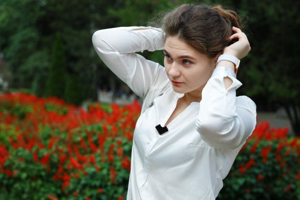 穿白衬衫的年轻女子用发夹给他梳头图片下载