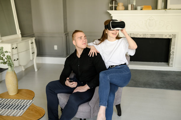年轻男女在客厅里使用VR图片下载