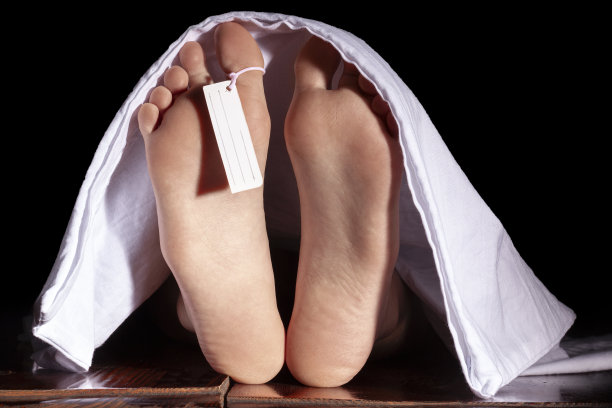 停尸房有盖的尸体。图片下载