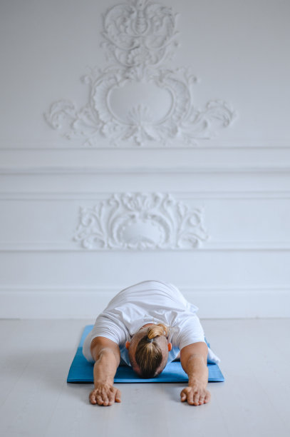 男人在家做瑜伽。健身、瑜伽和健康的生活方式理念图片下载