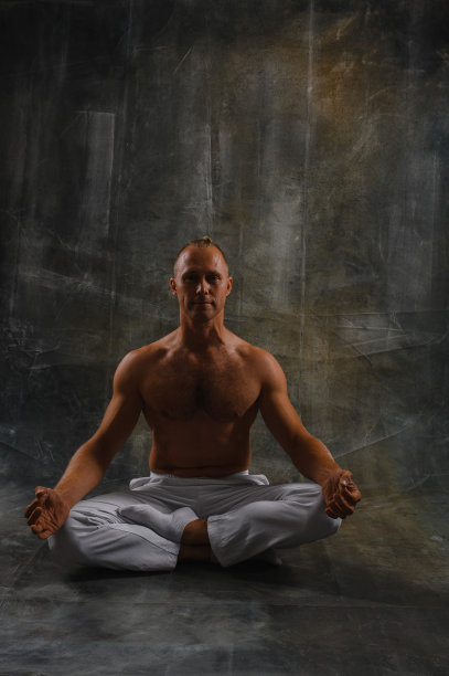 英俊的男人做瑜伽姿势孤立在一个白色的背景图片下载