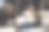 坐在沙发上抱着泰迪熊的女人:-库存照片图片下载