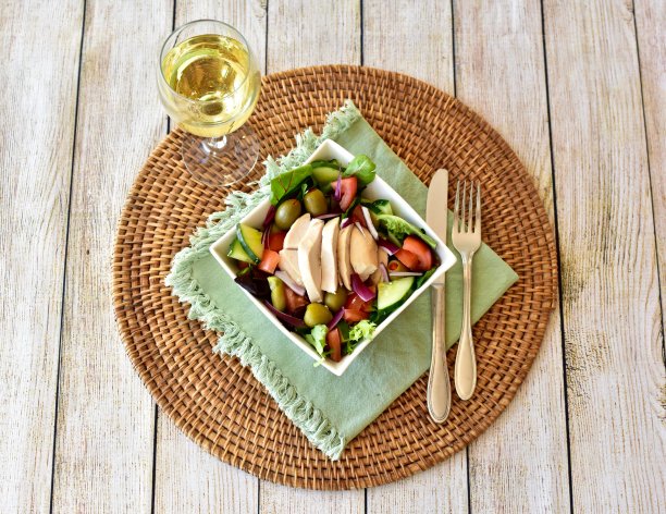 新鲜准备的鸡肉沙拉为健康的午餐或晚餐，照片概念食物，背景，拷贝空间图片下载