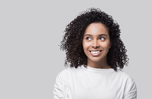 穿着白色t恤的混血儿抬头看图片下载