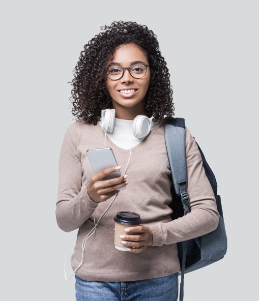 快乐的女学生使用智能手机图片下载