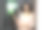 一名年轻女子的照片显示手机空白屏幕，她站在门口附近:库存照片图片下载