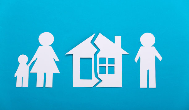 破碎的家庭,离婚。房地产部门。分裂纸家庭，房子在蓝色背景图片下载