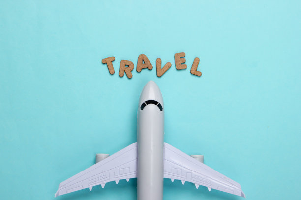 旅行的概念。蓝色背景上的客机雕像。俯视图图片下载