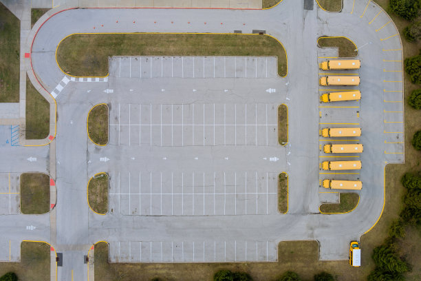 中午校车停在学校附近图片下载