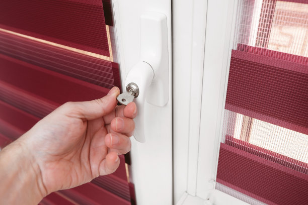 一个男人用钥匙关上了阳台的门。近距离的照片图片下载