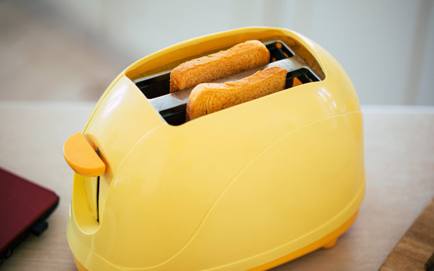 近距离的照片新鲜美味的吐司片从黄色的烤箱在美丽的家庭厨房桌子上图片下载