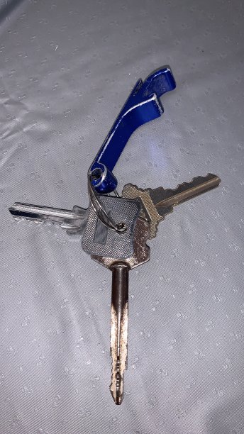 一组三个钥匙与开瓶器钥匙链图片下载