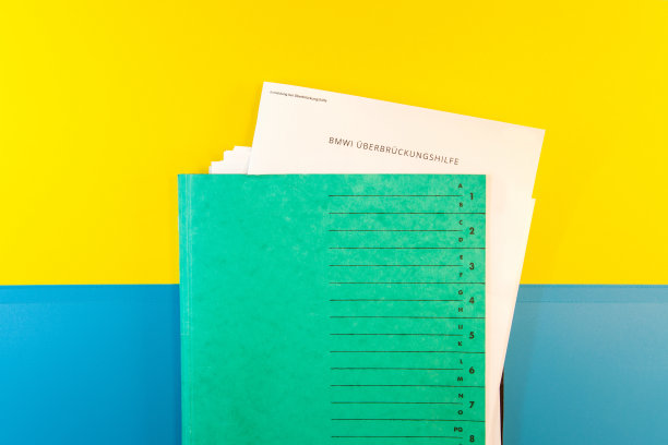 有纸张的文件夹。安梅尔顿für BMWI Überbrückungshilfe。德国申请表津贴，电晕架桥援助。紧急援助申请登记图片下载