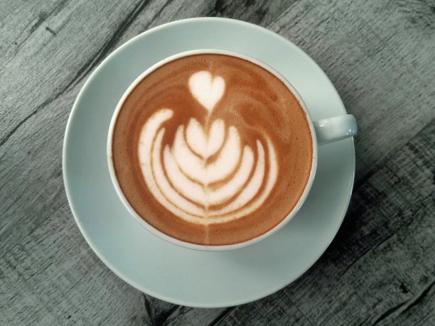 郁金香装饰的拿铁咖啡图片下载