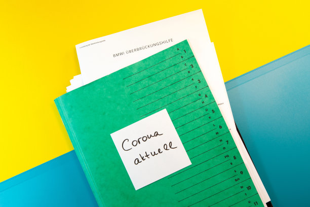 有纸张的文件夹。安梅尔顿für BMWI Überbrückungshilfe，便利贴Corona aktuell，帮助。德国申请表津贴，电晕架桥援助。紧急援助申请登记图片下载