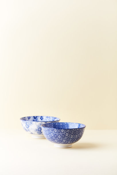 传统陶瓷碗在明亮的背景。关闭了。副本的空间。图片下载