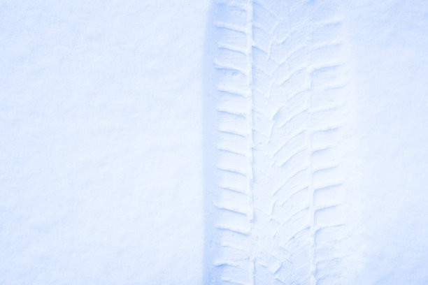 冬天雪地上的轮胎痕迹。背景与复制空间。图片下载
