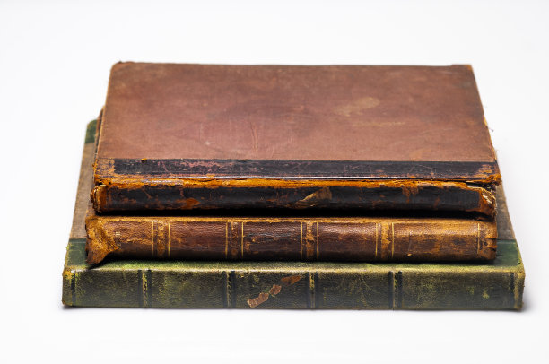 旧皮革封面书在白色的背景图片下载