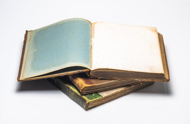 空白第一页的旧皮革封面书在白色的背景图片下载