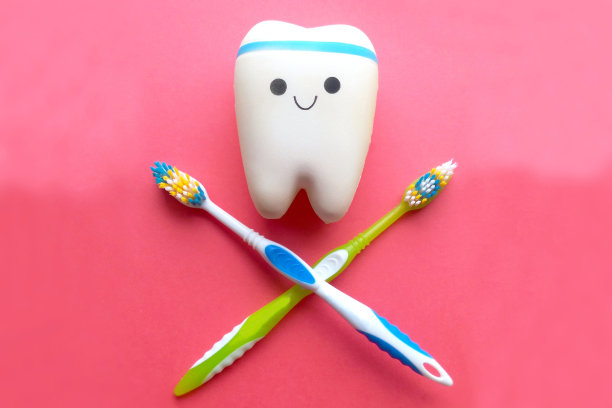 牙齿的纯洁和健康标志来自刷子和一个微笑的牙齿在红色的背景图片下载