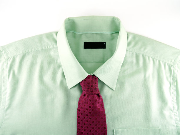 绿色商务衬衫与黑色标签内领口和红色领带孤立在白色背景图片下载