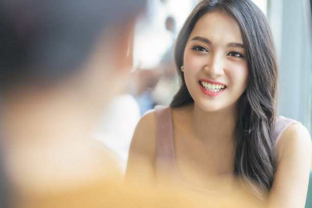 迷人的亚洲积极女性幸福的谈话，微笑大笑，与朋友在咖啡馆餐厅与自然光线从窗口休闲的生活理念图片下载