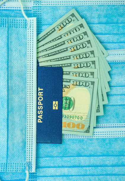 医用口罩和护照：疫情期间的旅行图片下载