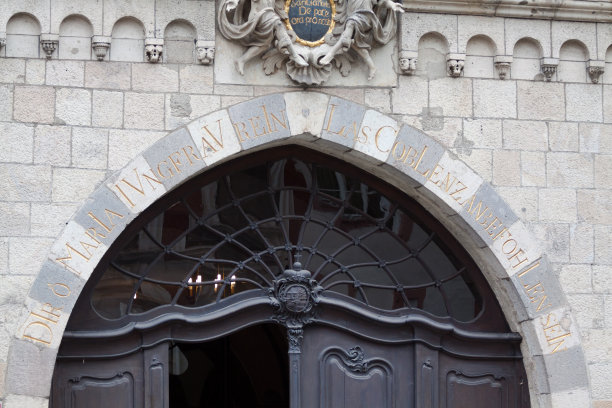 科布伦茨利布弗劳恩教堂拱门上的铭文图片下载