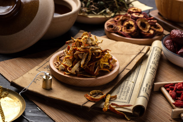 桌上放着古老的中医书籍和药草图片下载