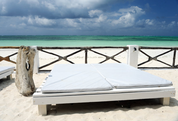 印度洋附近的热带度假。热带岛屿上的白色沙滩和躺椅。图片下载