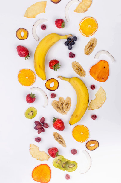 白底上撒着一些干果片。图片下载