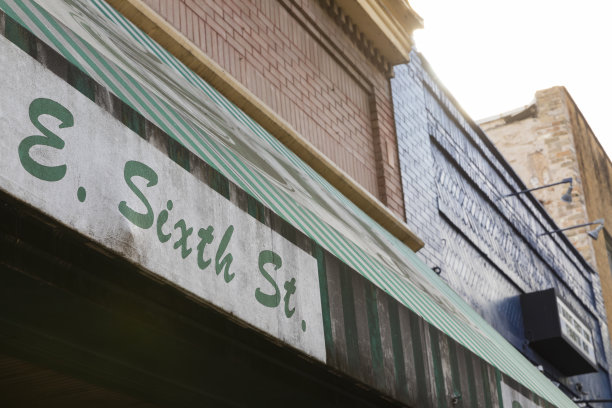 德克萨斯州奥斯丁市区第六街标志的照片图片下载