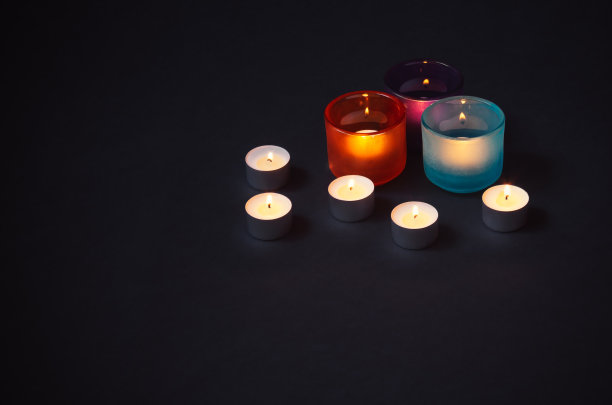 黑暗背景上的蜡烛。图片下载