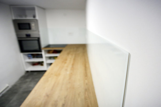 厨房的玻璃后挡板图片下载