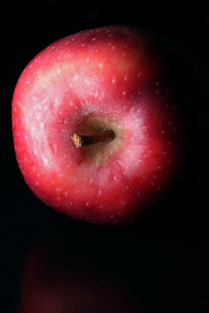 黑色背景上的红苹果图片下载