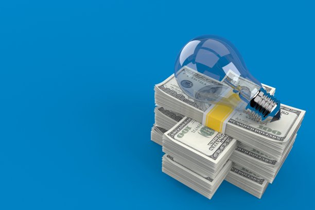 一堆钱上的灯泡图片下载