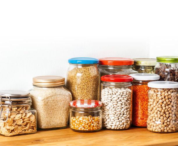 厨房储藏室里装满豆类的玻璃罐子图片下载